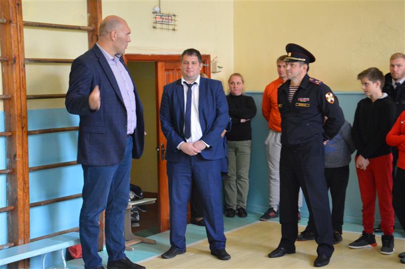 Брянские росгвардейцы выступили с инициативой организации центра бокса в образовательном учреждении региона