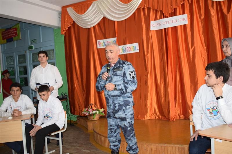 В хасавюртской гимназии открыта мемориальная доска бойцу ОМОН Хуламагомеду Курбанову (видео)