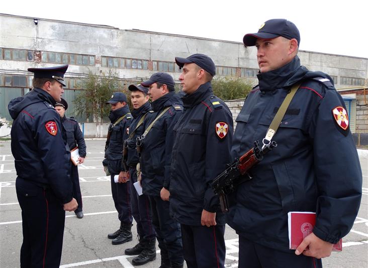 В Астрахани состоялся гарнизонный развод нарядов Росгвардии и полиции, заступающих на боевую службу по охране общественного порядка