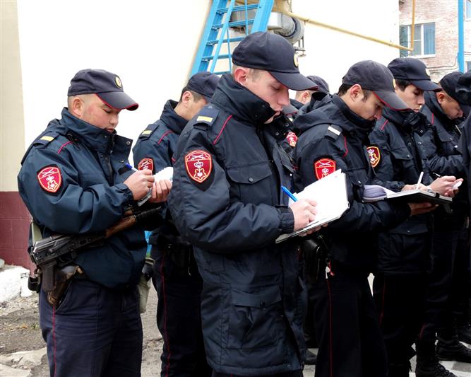 В Астрахани состоялся гарнизонный развод нарядов Росгвардии и полиции, заступающих на боевую службу по охране общественного порядка