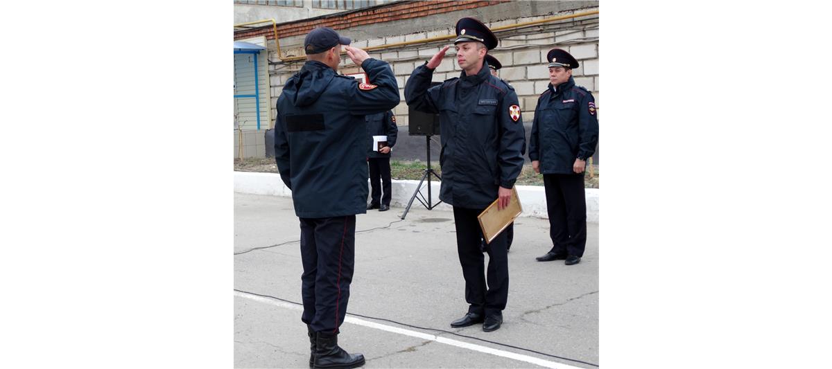 В Астрахани состоялся гарнизонный развод нарядов Росгвардии и полиции, заступающих на боевую службу по охране общественного порядка