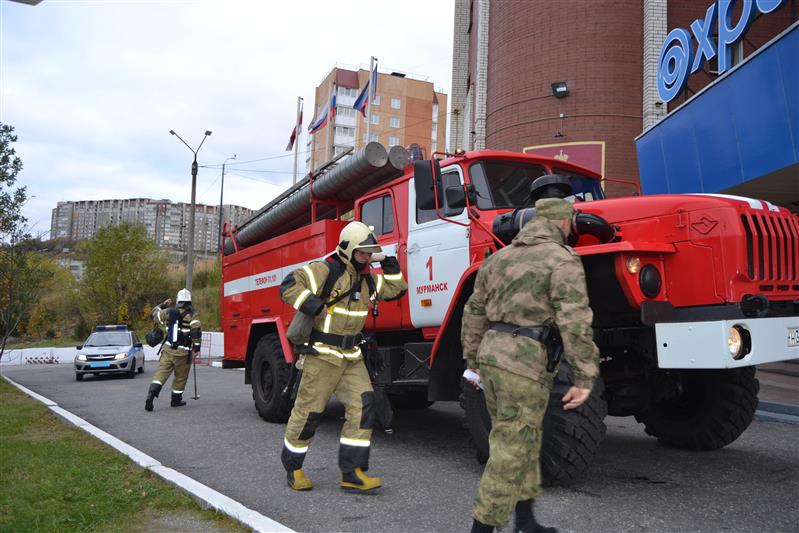 В Мурманске сотрудники Росгвардии и МЧС провели совместное противопожарное учение 