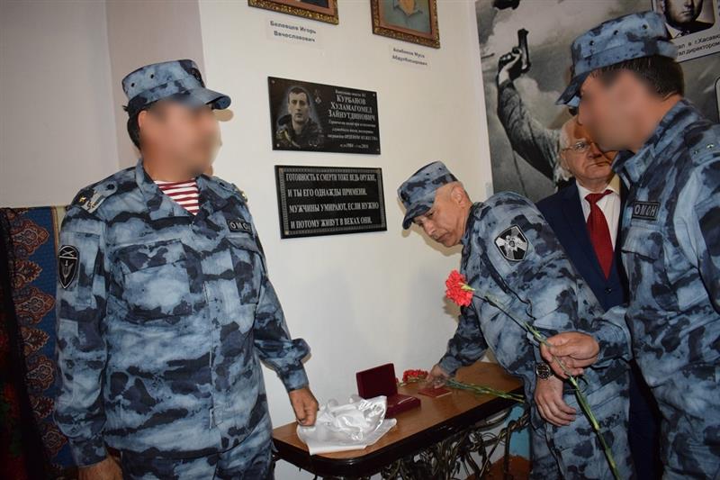 В хасавюртской гимназии открыта мемориальная доска бойцу ОМОН Хуламагомеду Курбанову (видео)