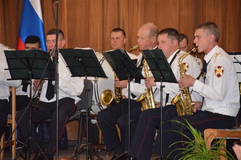 Оркестр крымского соединения Росгвардии выступил перед подопечными симферопольского пансионата для престарелых и инвалидов