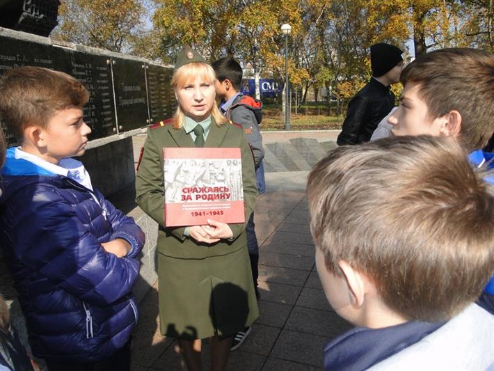 Во Владивостоке росгвардейцы рассказали школьникам о подвиге приморских комсомольцев