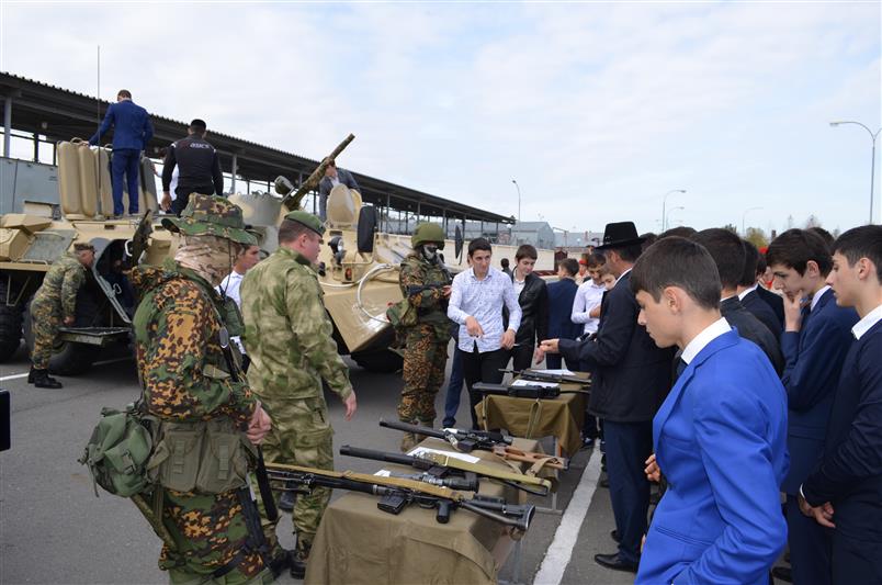 В Назрани военнослужащие Росгвардии провели для старшеклассников патриотическую акцию – День призывника (фото, видео)