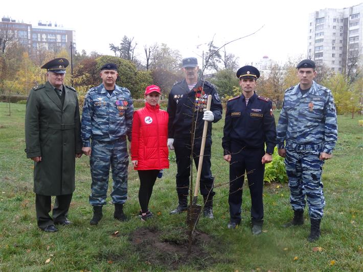 Сотрудники белгородского управления Росгвардии приняли участие в высадке липовой аллеи в рамках акции «Герои среди нас»
