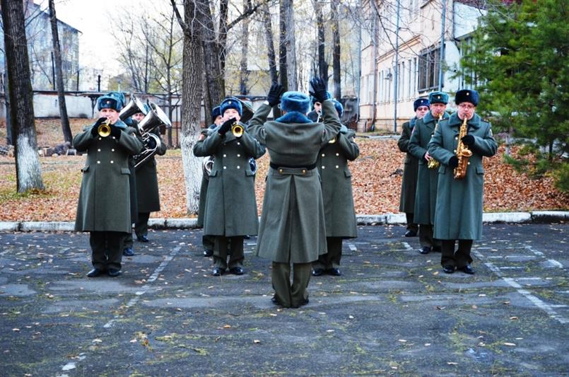 Музыканты хабаровского военного оркестра Росгвардии торжественно проводили призывников в армию  
