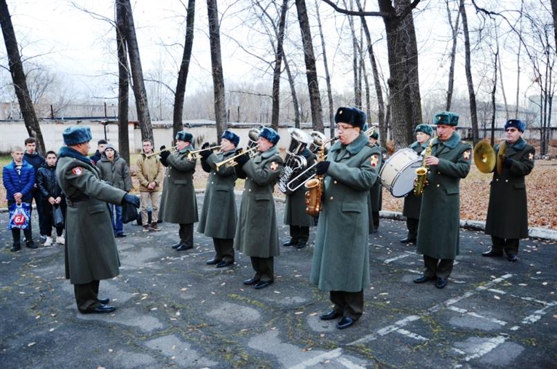 Музыканты хабаровского военного оркестра Росгвардии торжественно проводили призывников в армию  