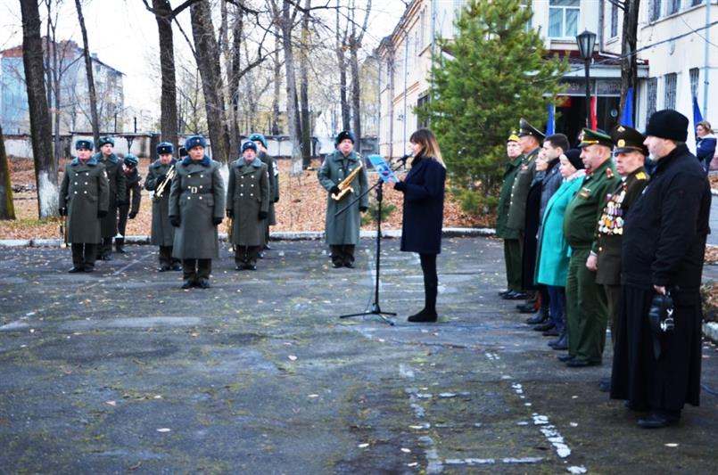 Музыканты хабаровского военного оркестра Росгвардии торжественно проводили призывников в армию  