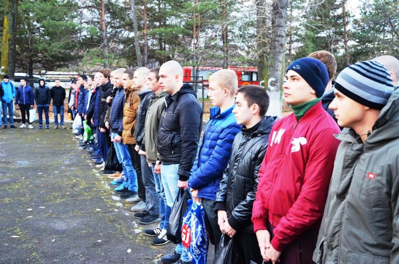Музыканты хабаровского военного оркестра Росгвардии торжественно проводили призывников в армию  
