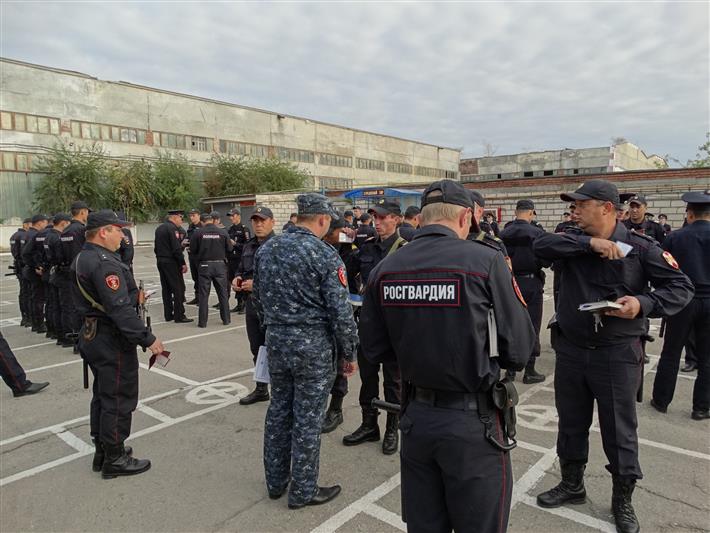 В Астрахани состоялся общегородской гарнизонный развод нарядов Росгвардии и полиции 
