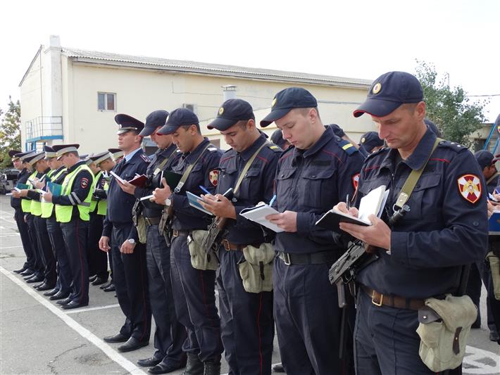 В Астрахани состоялся общегородской гарнизонный развод нарядов Росгвардии и полиции 