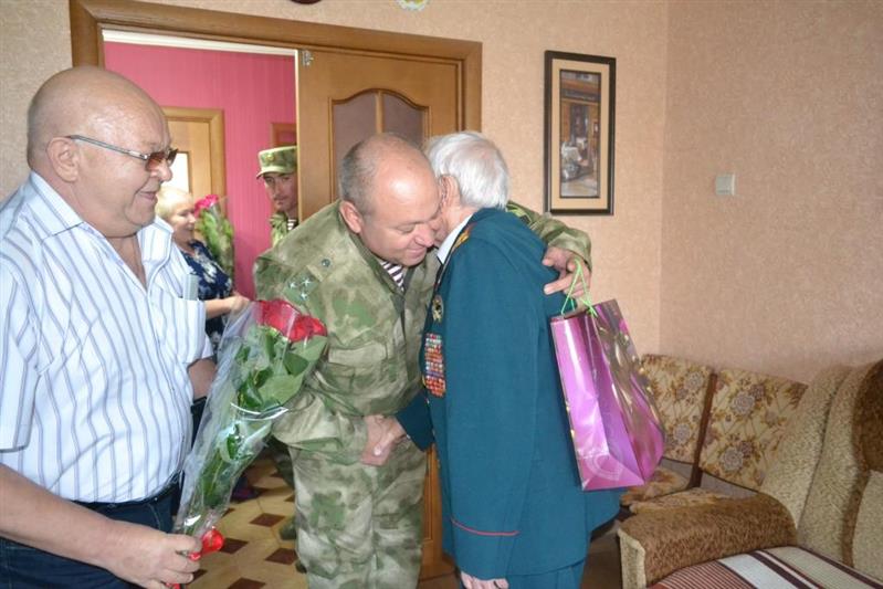Во Владикавказе росгвардейцы поздравили с 99-летием ветерана войск правопорядка – участника Великой Отечественной войны 