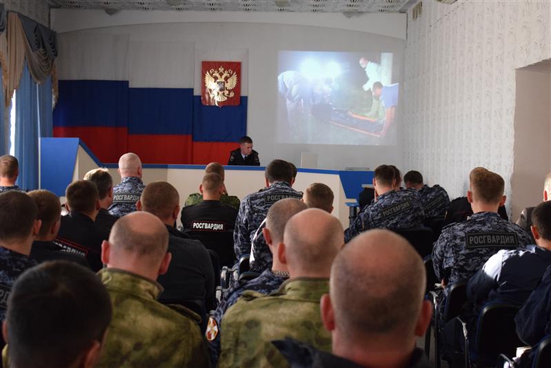 Инспекторы ГИБДД провели профилактическое занятие с крымскими росгвардейцами
