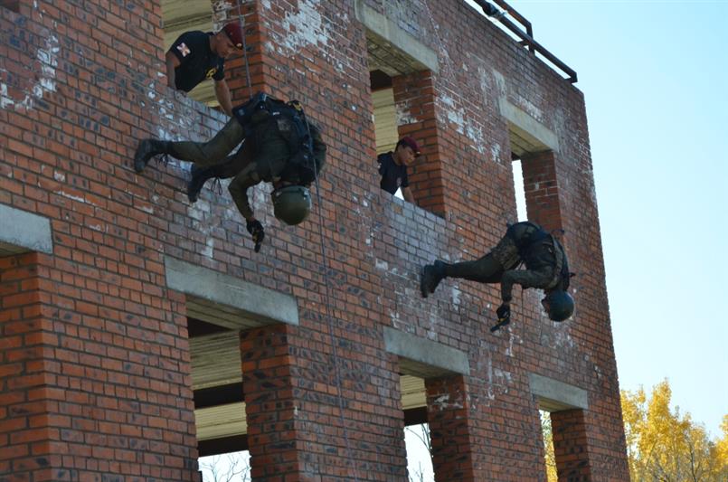  В Восточном округе Росгвардии прошли квалификационные испытания на право ношения крапового берета (фото)