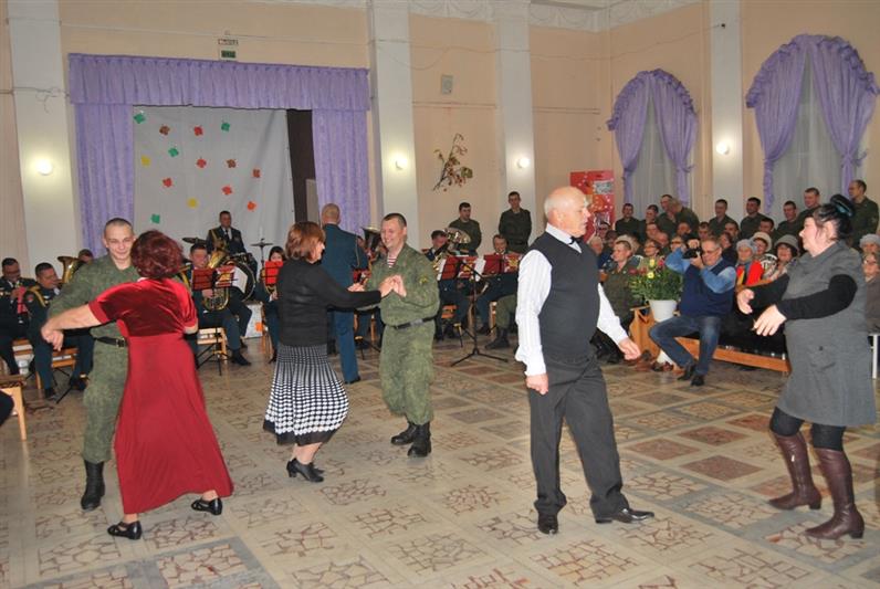 В Озерске Челябинской области военнослужащие поздравили представителей старшего поколения 