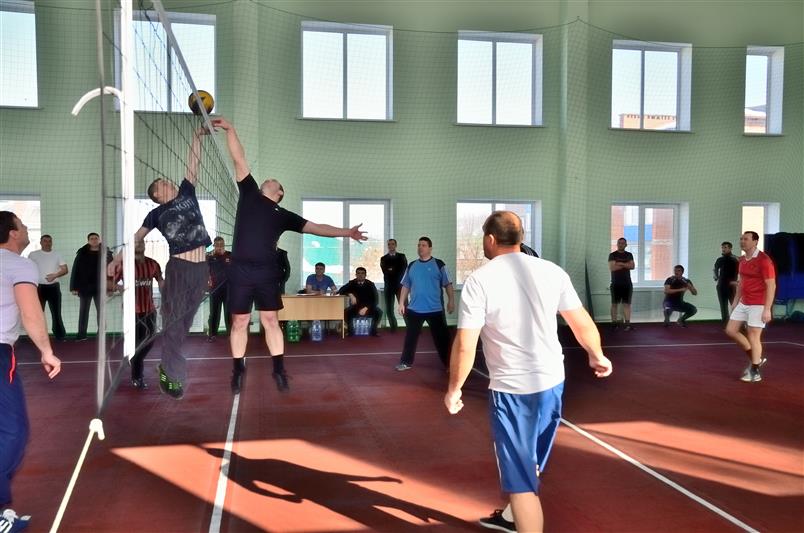 Адыгейские росгвардейцы отметили профессиональный праздник турниром по волейболу