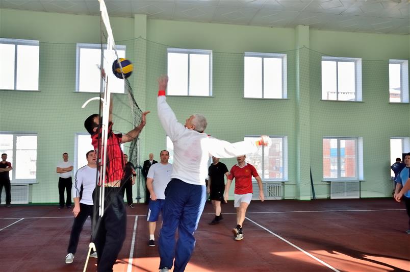 Адыгейские росгвардейцы отметили профессиональный праздник турниром по волейболу