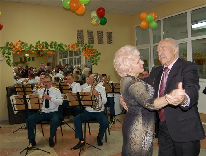 Кировские росгвардейцы пригласили ветеранов на вальс молодости