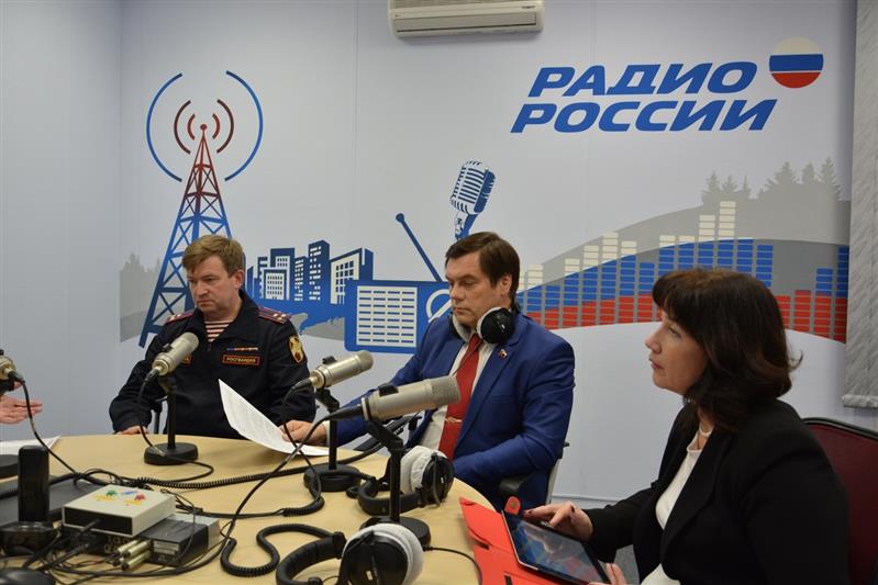 Росгвардеец обсудил вопросы безопасности образовательных учреждений в прямом эфире вологодской радиостанции 