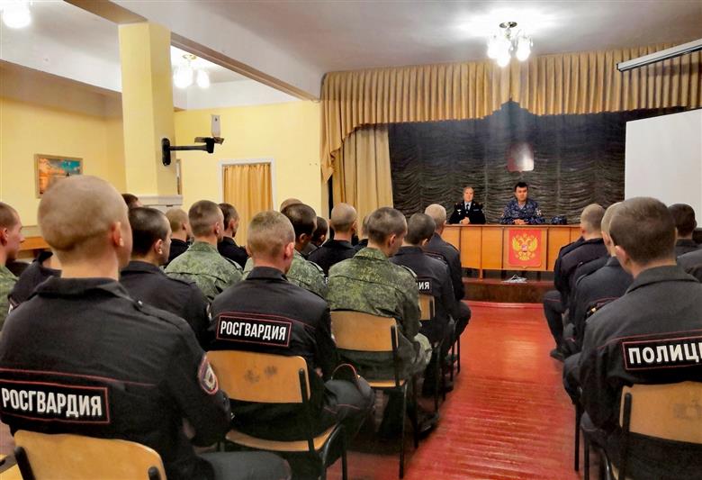 В Севастополе и Симферополе сотрудники вневедомственной охраны провели профориентационные занятия с военнослужащими по призыву крымского соединения