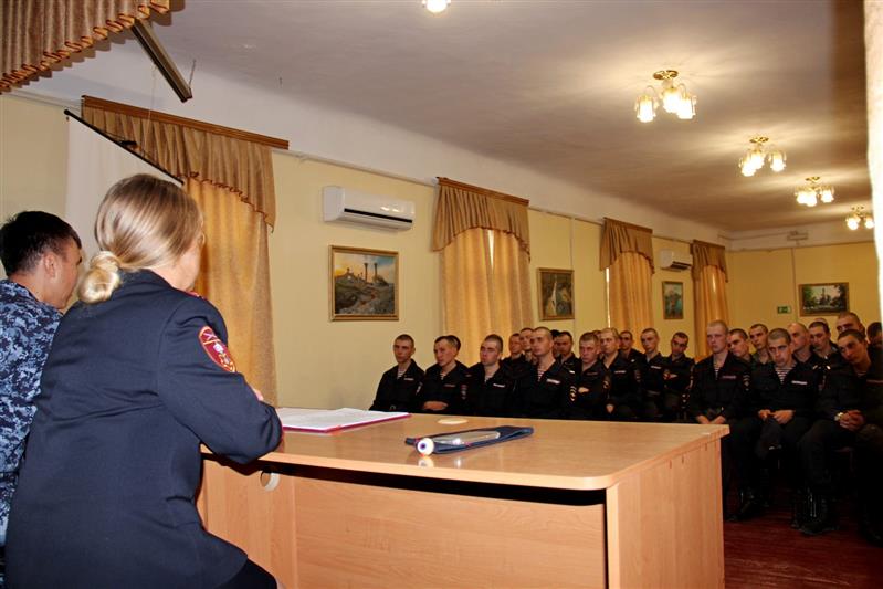 В Севастополе и Симферополе сотрудники вневедомственной охраны провели профориентационные занятия с военнослужащими по призыву крымского соединения