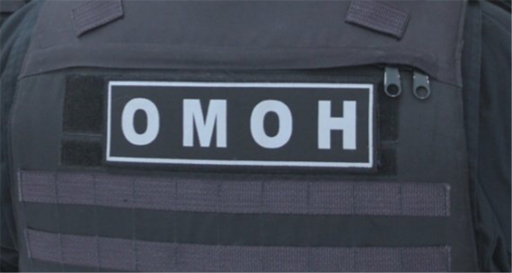 Сотрудники ОМОН приняли участие в задержании мужчины, который может быть причастен к убийству 12-летней девочки в Чите