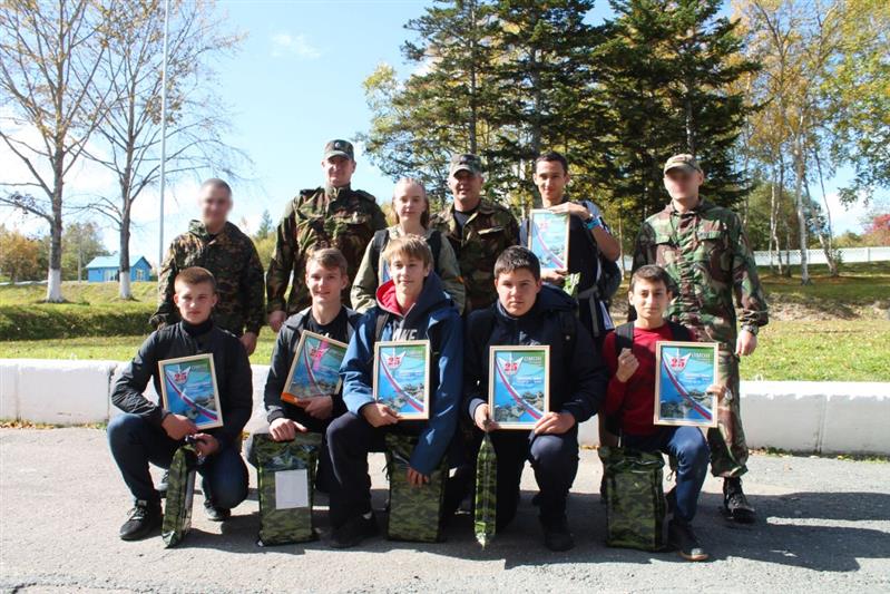 Сахалинские школьники провели один день по программе омоновцев-новобранцев