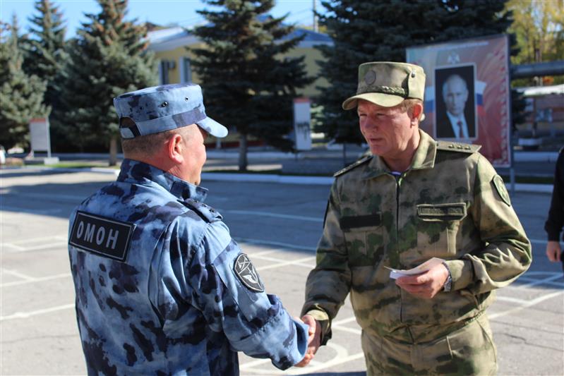 В Саратовской области командующий Приволжским округом проинспектировал подразделения Росгвардии и выступил с лекцией перед курсантами военного института
