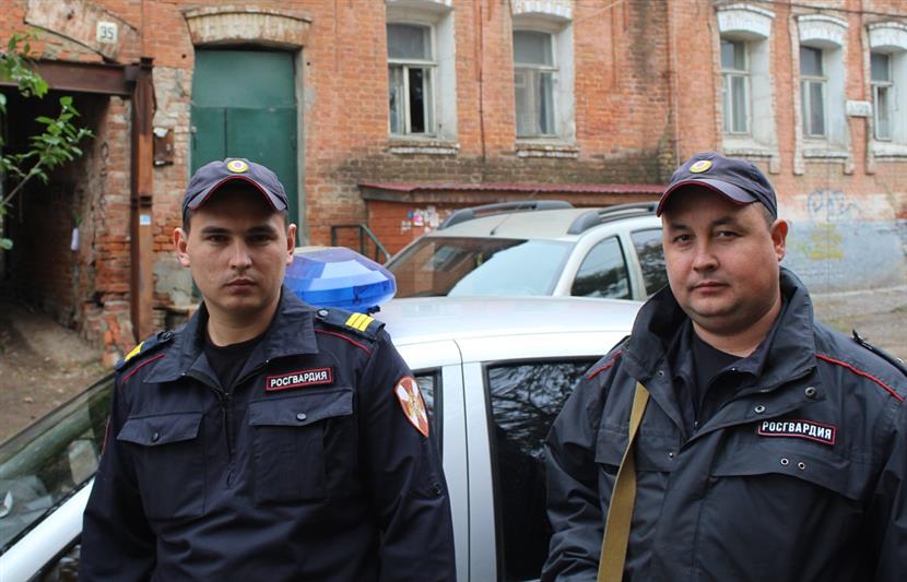Наряд вневедомственной охраны вывел людей из горящего дома в Саратове