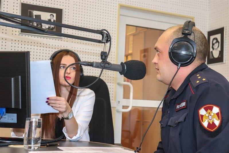 Сотрудник отдела вневедомственной охраны Росгвардии по Чукотскому автономному округу стал гостем радиопрограммы «Вести FM» 
