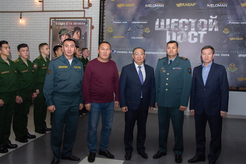 Росгвардейцы приняли участие в презентации художественного фильма «Шестой пост», которая прошла в московском кинотеатре «Ривьера» (видео)