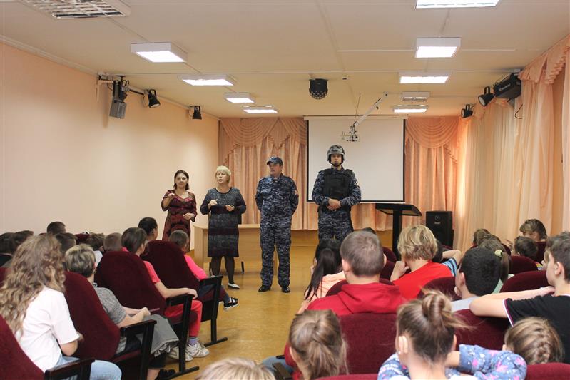 В преддверии профессионального праздника сотрудники вневедомственной охраны Приволжья провели занятия для школьников и воспитанников подшефных заведений