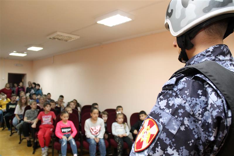 В преддверии профессионального праздника сотрудники вневедомственной охраны Приволжья провели занятия для школьников и воспитанников подшефных заведений