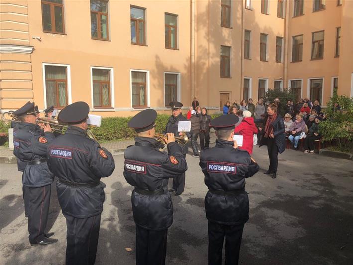 Военные музыканты Северо-Западного округа Росгвардии присоединились к Всероссийской акции «Вальс нашей молодости» (видео)