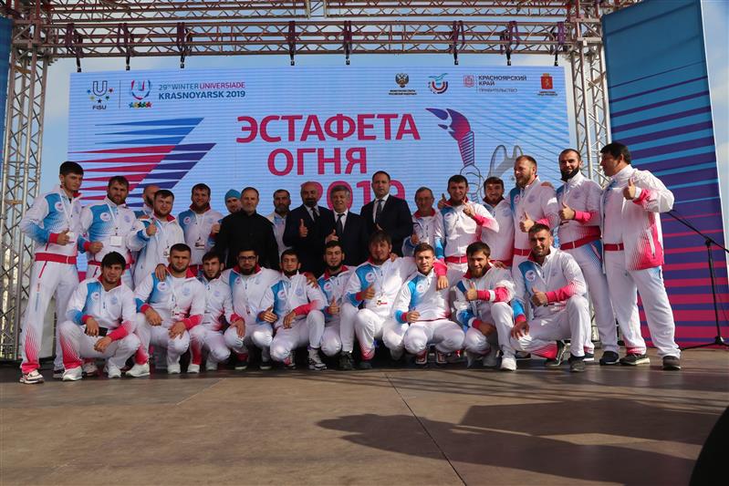 Росгвардеец пронес огонь Всемирной зимней универсиады по центральной улице Грозного (фото, видео)