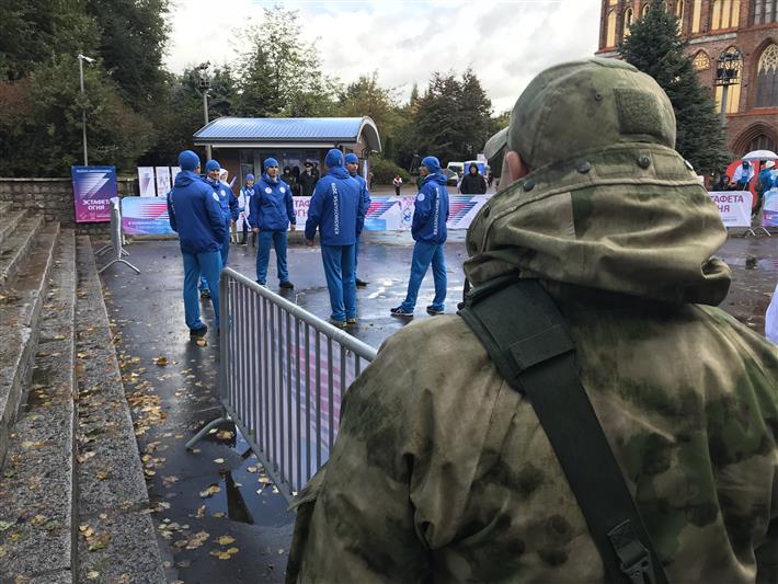 Военнослужащий Росгвардии принял участие в эстафете огня Зимней Универсиады-2019 (фото, видео)