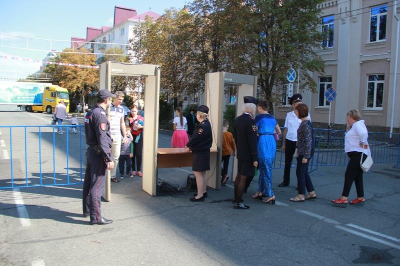 Росгвардия в Адыгее обеспечила охрану общественного порядка на праздничных мероприятиях в честь Дня образования республики