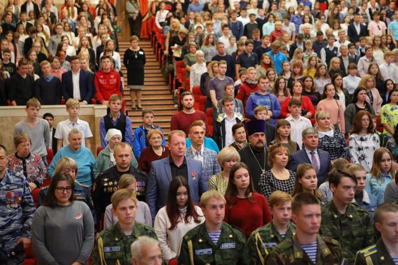 Фотовыставка Росгвардии «Герои среди нас» проводится в образовательных учреждениях Белгородской области