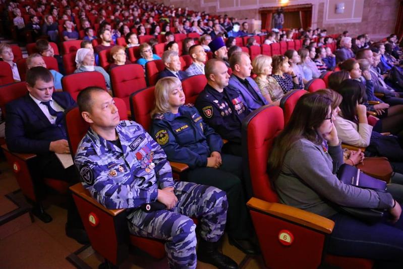 Фотовыставка Росгвардии «Герои среди нас» проводится в образовательных учреждениях Белгородской области