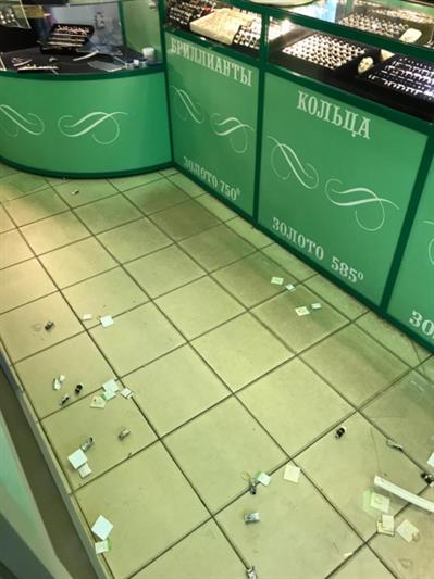 В Санкт-Петербурге сотрудники СОБР совместно с полицейскими задержали двух мужчин, подозреваемых в разбойном нападении на ювелирный магазин 