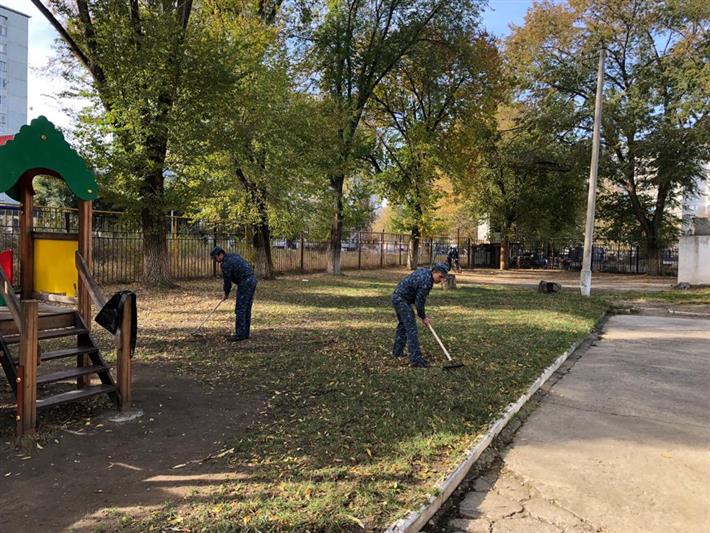В Карачаево-Черкесии росгвардейцы оказали помощь детскому дому в уборке территории