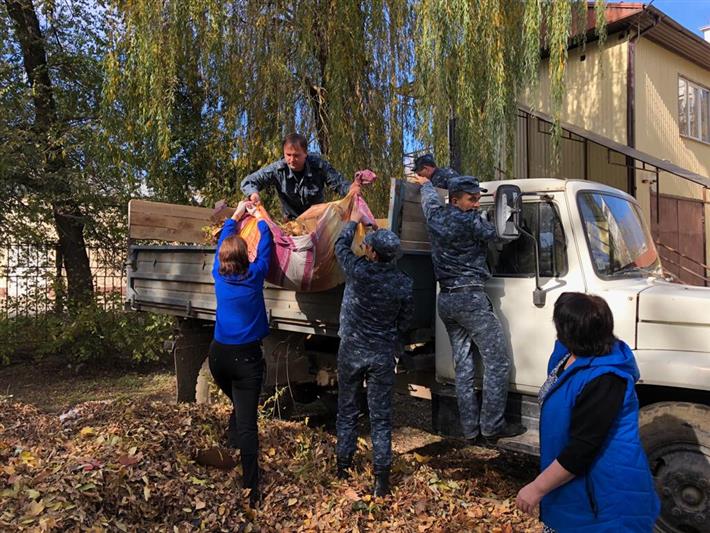 В Карачаево-Черкесии росгвардейцы оказали помощь детскому дому в уборке территории 
