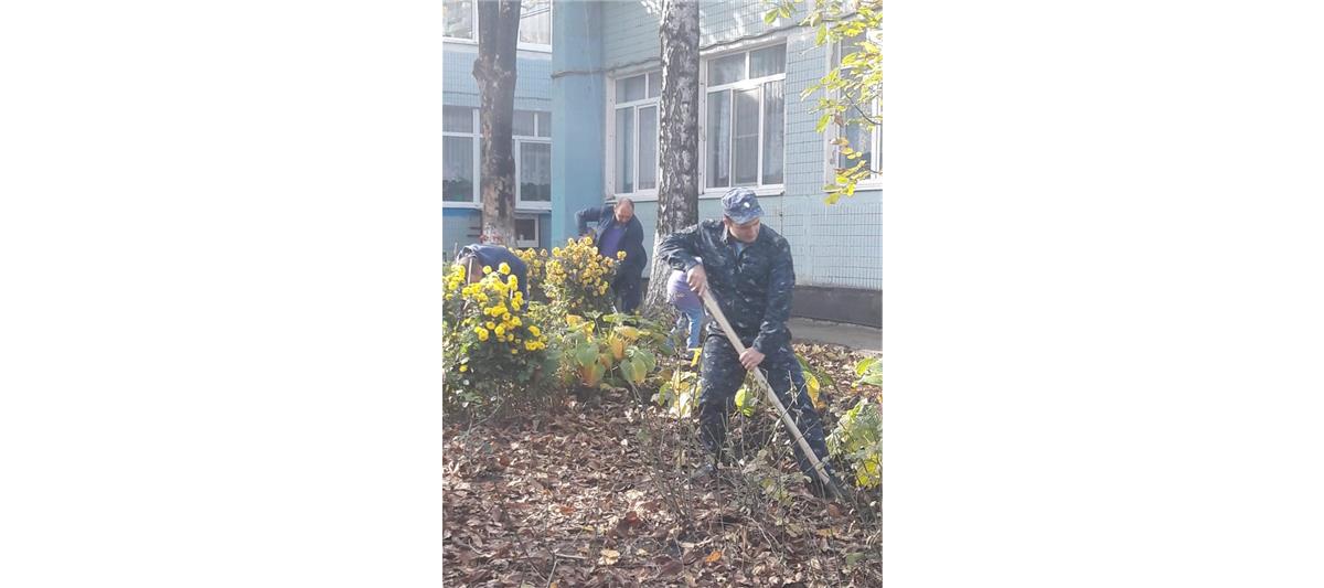 В Карачаево-Черкесии росгвардейцы оказали помощь детскому дому в уборке территории 