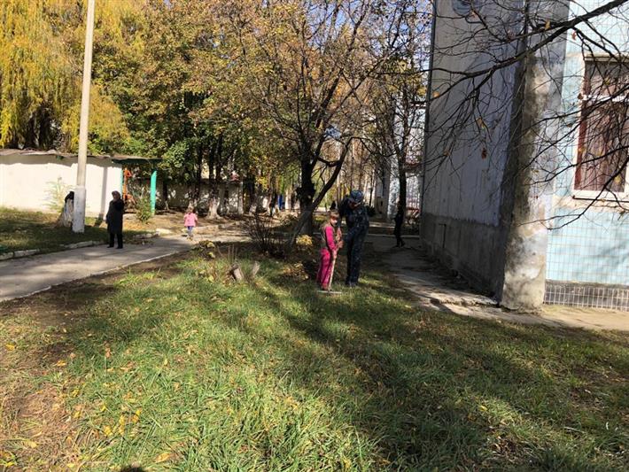 В Карачаево-Черкесии росгвардейцы оказали помощь детскому дому в уборке территории 