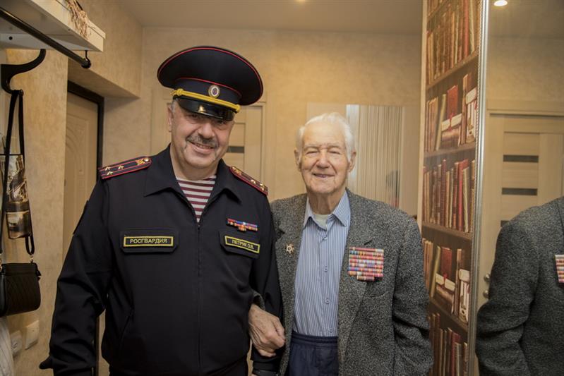 Начальник тульского областного управления Росгвардии поздравил ветерана Великой Отечественной войны с 98-летием