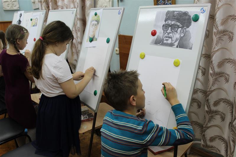 В Сыктывкаре прошел художественный конкурс для школьников, посвященный 70-летию генерала Романова