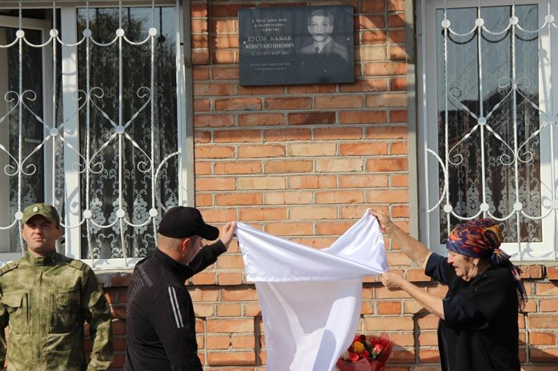 В Северной Осетии открыли мемориальную доску погибшему военнослужащему (видео)