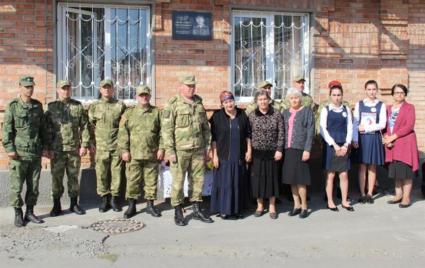 В Северной Осетии открыли мемориальную доску погибшему военнослужащему (видео)